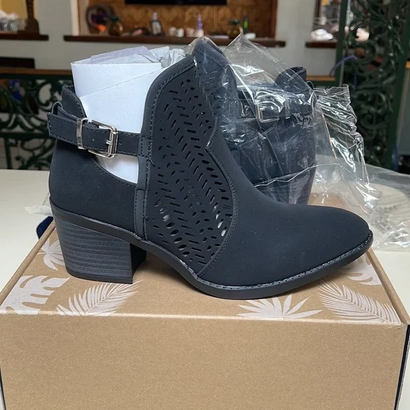 Black boots women’s size 7 brand new never worn and in box - Picture 2 of 4